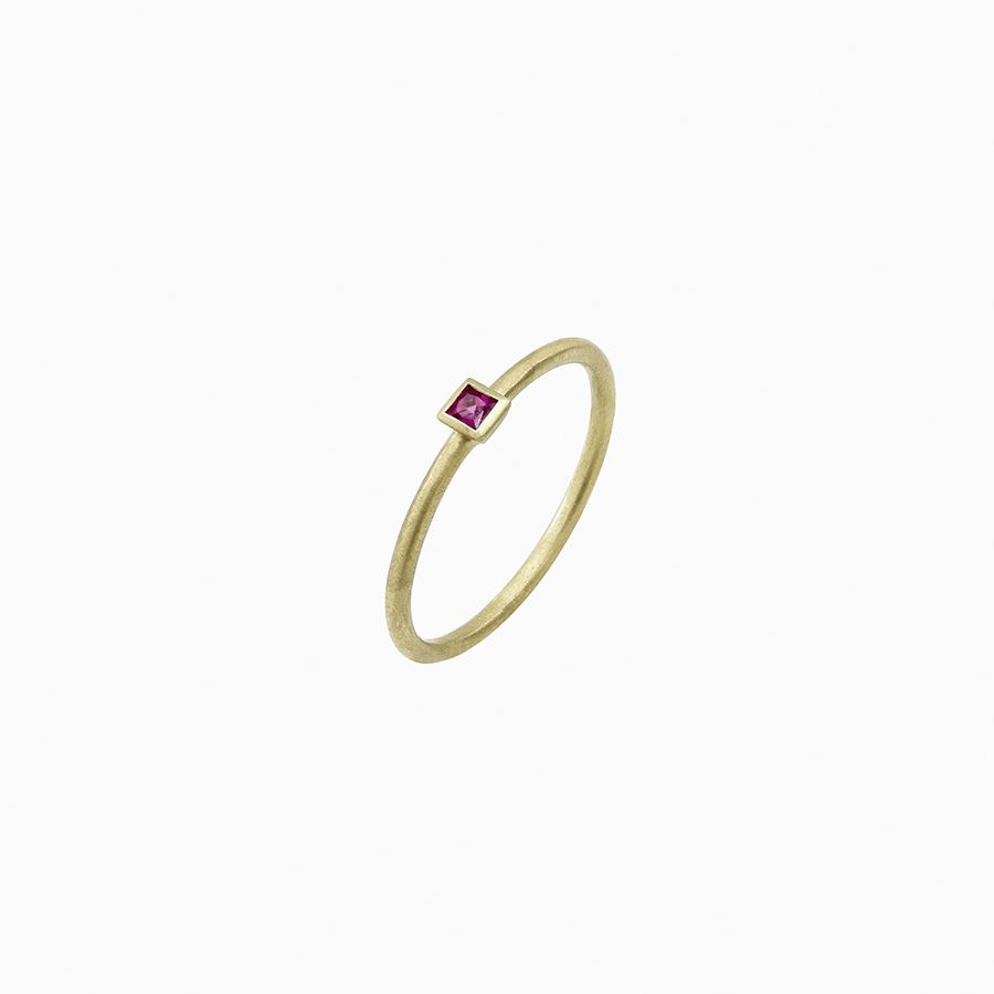Een 18 krt geelgouden ring van Antonio Bernardo model Dany princess Ruby.